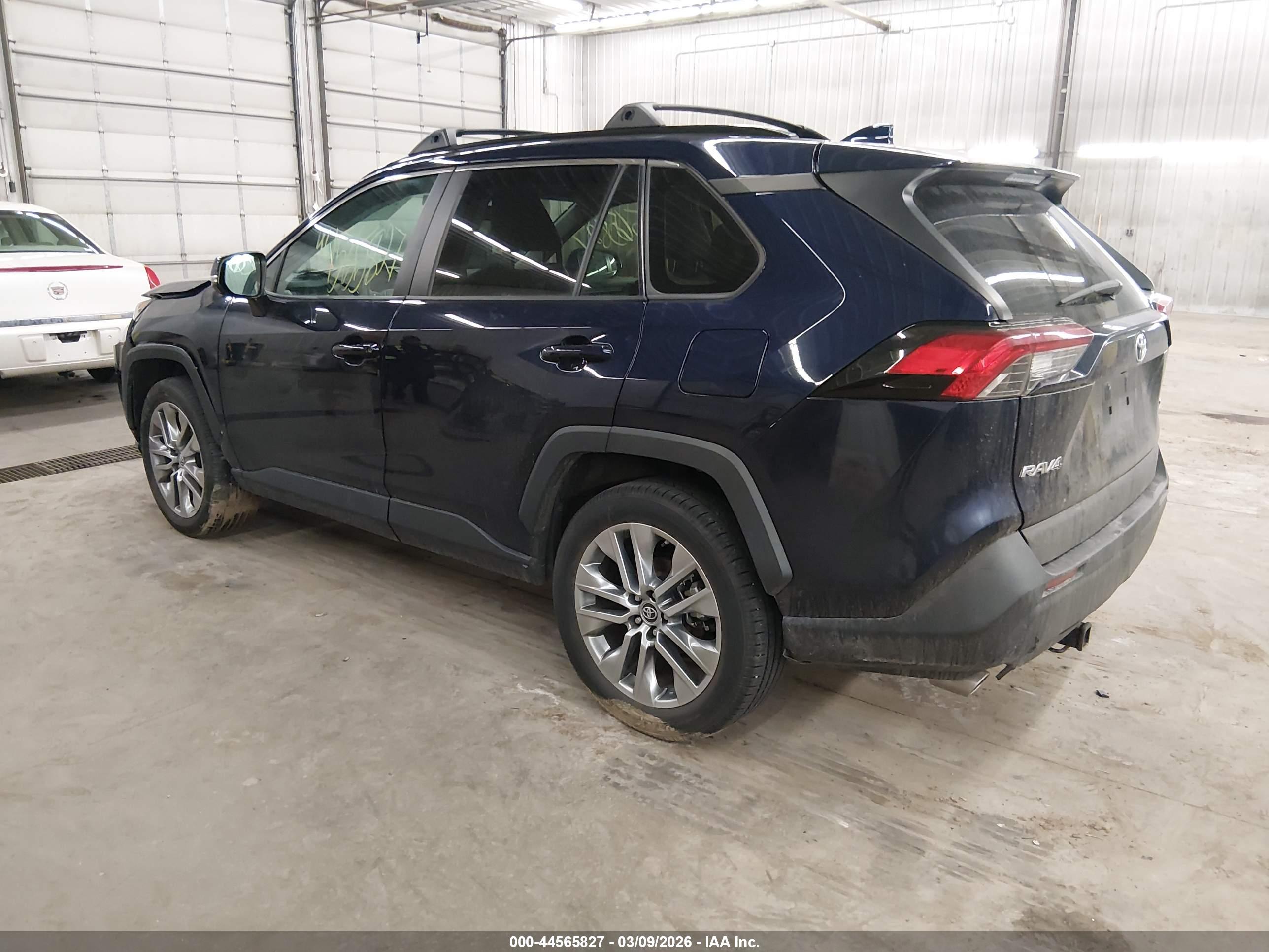 2019 TOYOTA RAV 4 — VIN 2T3C1RFV3KC014220 — photo 3